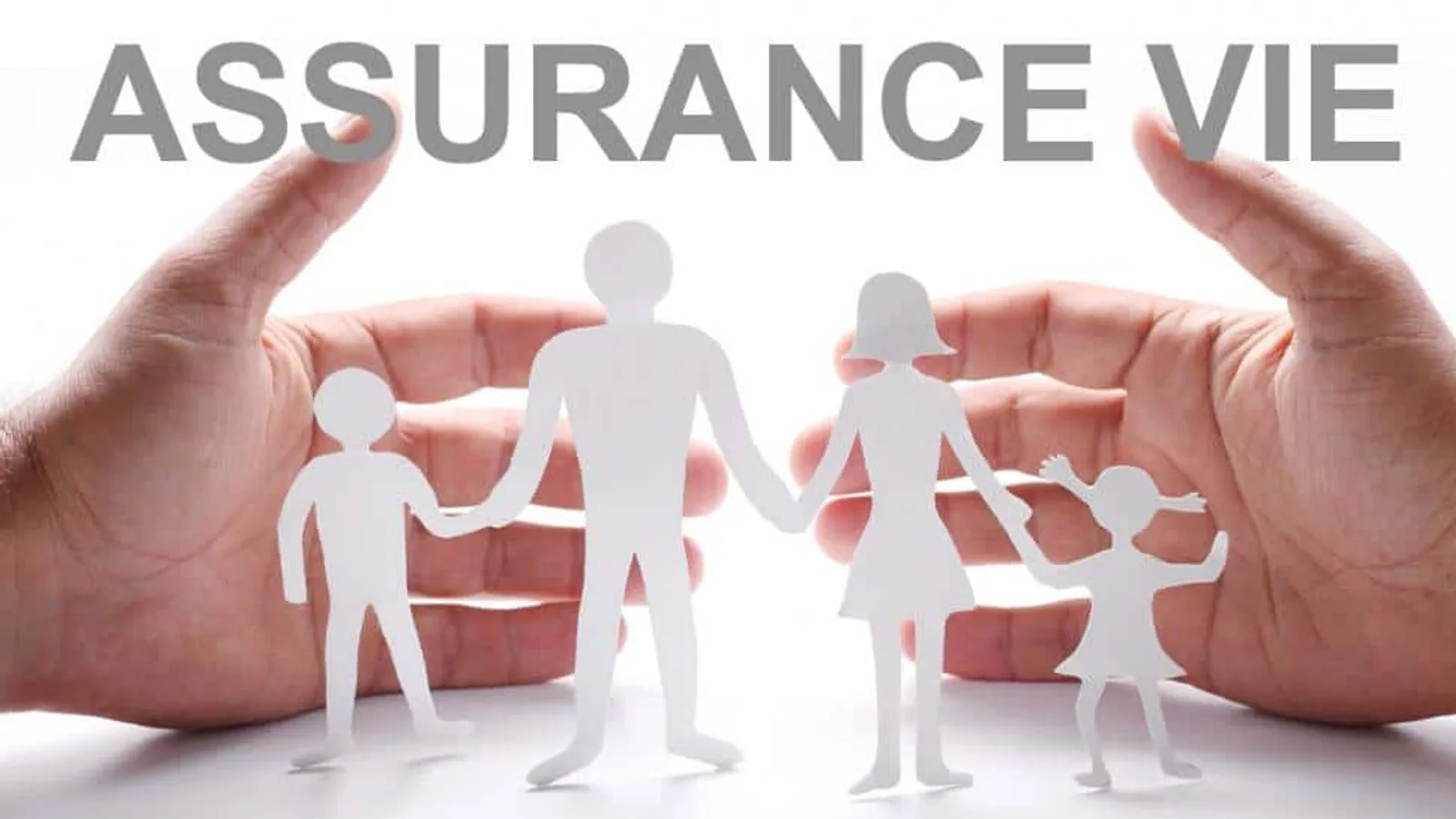 Assurance-vie. Mains montrant l'avantage de l'assurance vie pour une famille, après 8 ans de détention