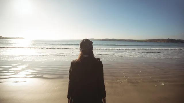 Femme regardant l'horizon pour illustrer la retraite qui aura lieu dans 30 ans