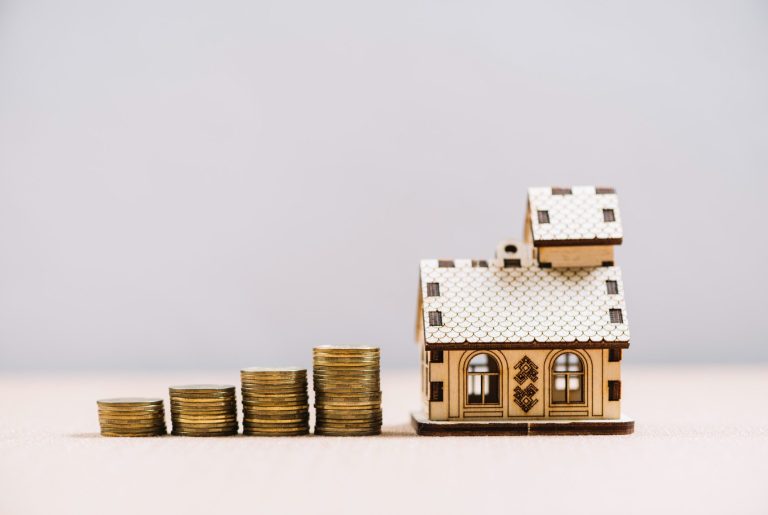 Investissement locatif rentable avec Loany : maison miniature et pièces empilées, service Jérôme Guilloux