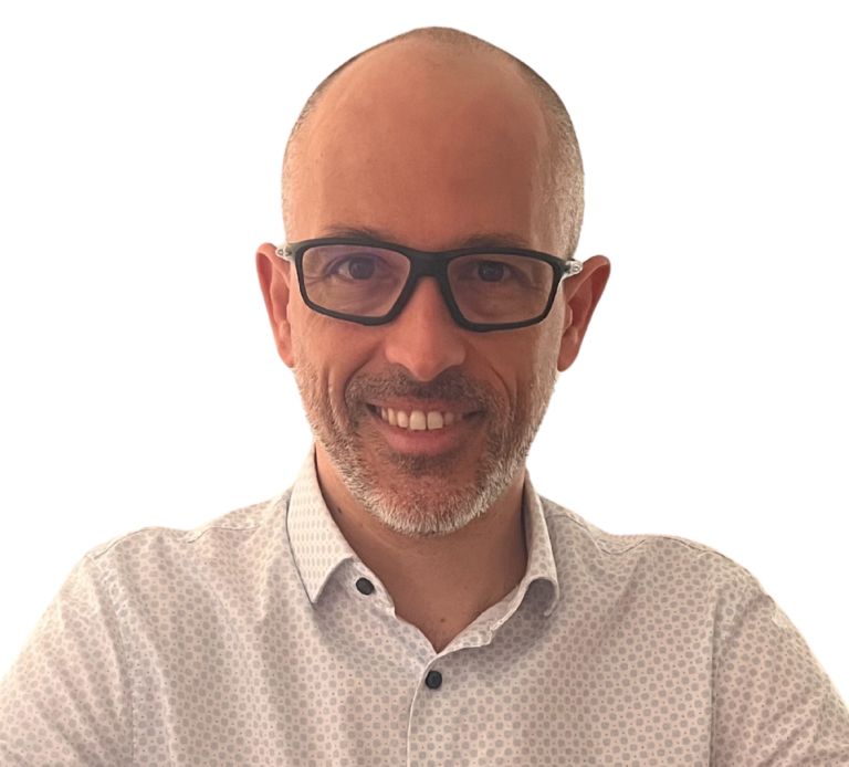 Portrait de Jérôme Guilloux, chemise blanche, sourire, conseil investissement locatif Loany