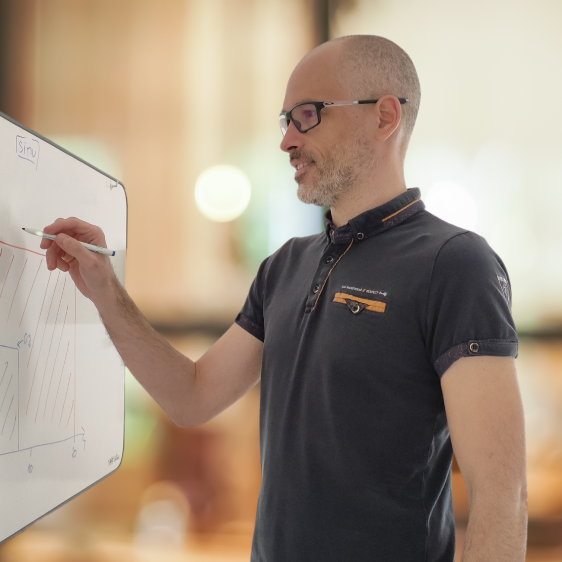 Jérôme Guilloux, expert Loany, expliquant un graphique d’emprunt immobilier sur tableau blanc – page d’accueil
