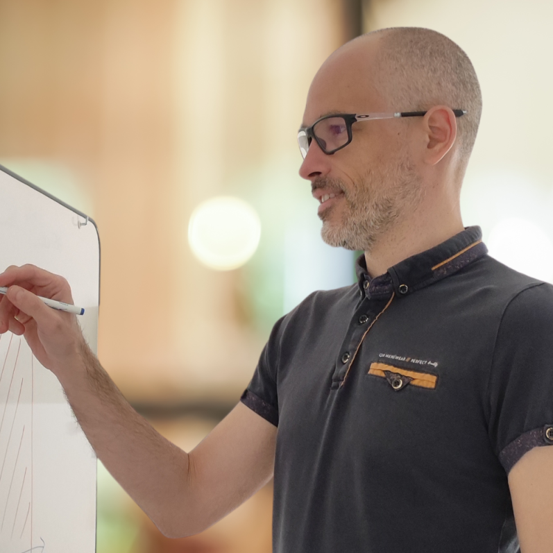 Jérôme Guilloux, Loany, expliquant un graphique d’emprunt immobilier sur tableau blanc – service locatif rentable