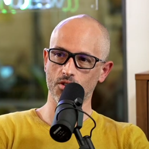 Jérôme Guilloux enregistrant un podcast, parlant dans un micro – page contact Loany
