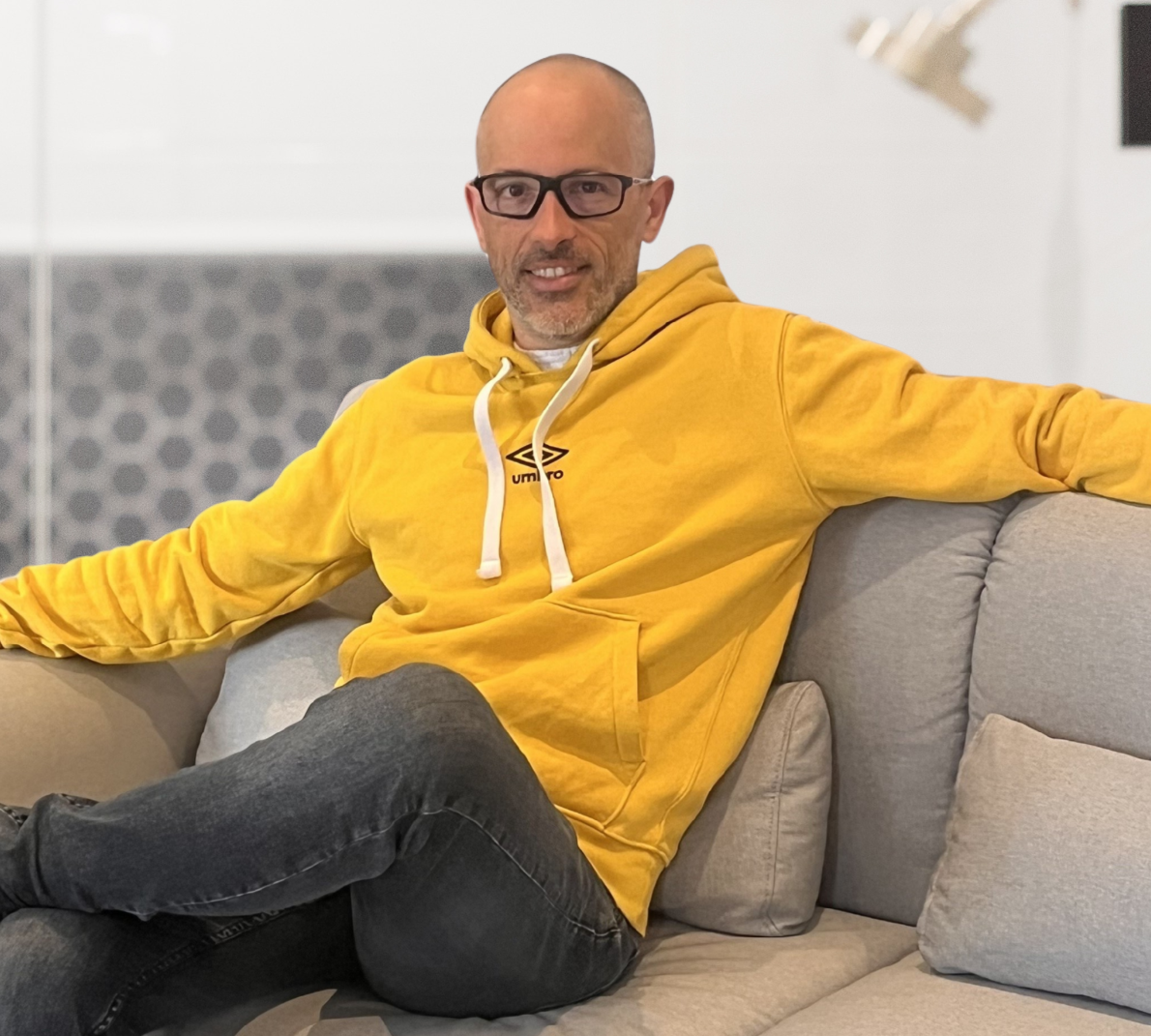 Jérôme Guilloux, fondateur de Loany, souriant sur un canapé – accueil du site de courtage immobilier