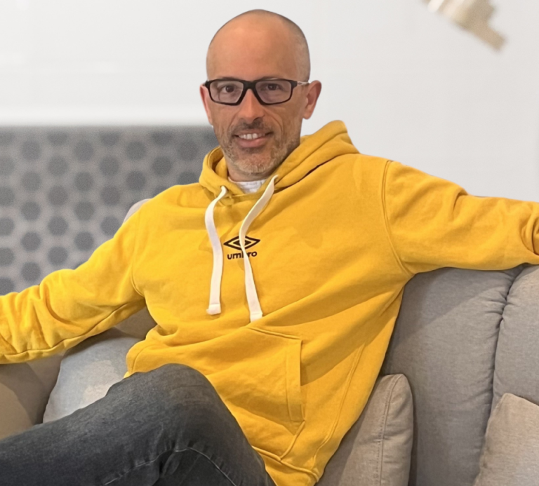 Jérôme Guilloux, Loany, sur canapé – expert en gestion bancaire, sourire bienveillant