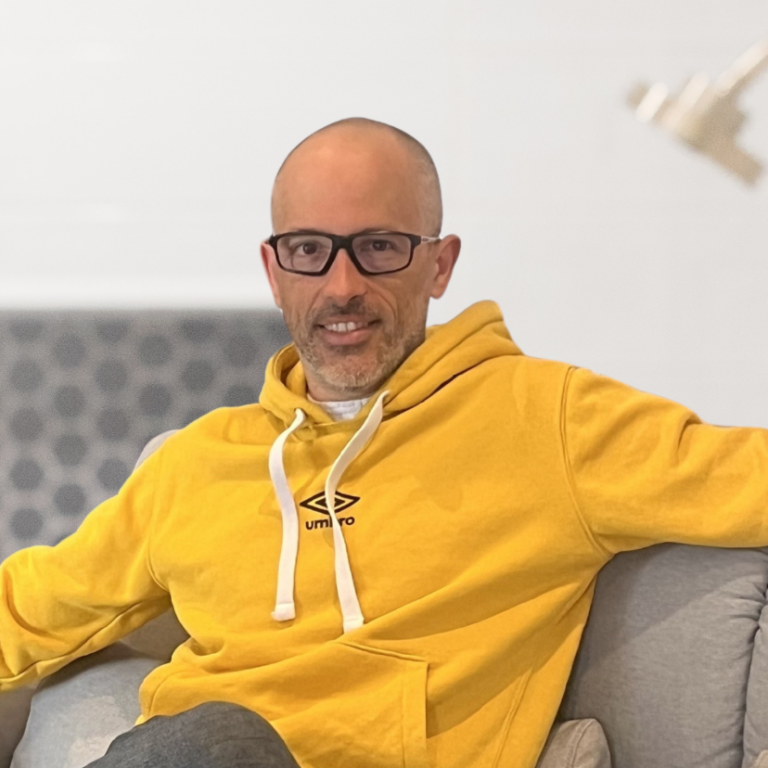 Jérôme Guilloux, Loany, souriant sur canapé – expert crédit immobilier